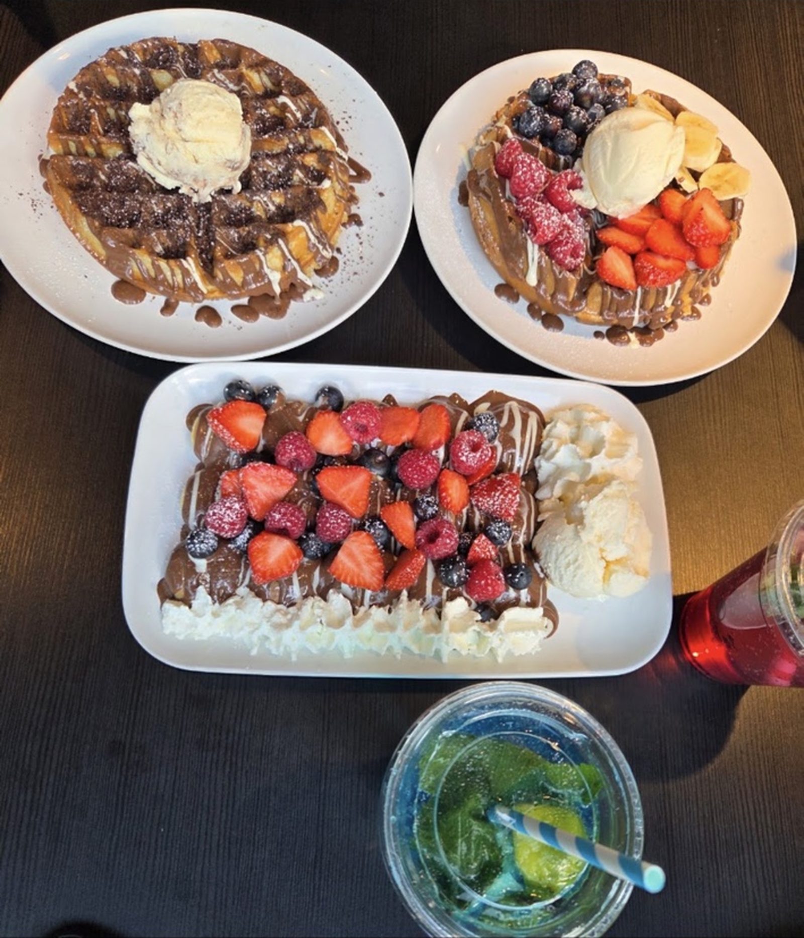 Vafler med friske bær, iskrem og mocktails sett ovenfra hos Heavenly