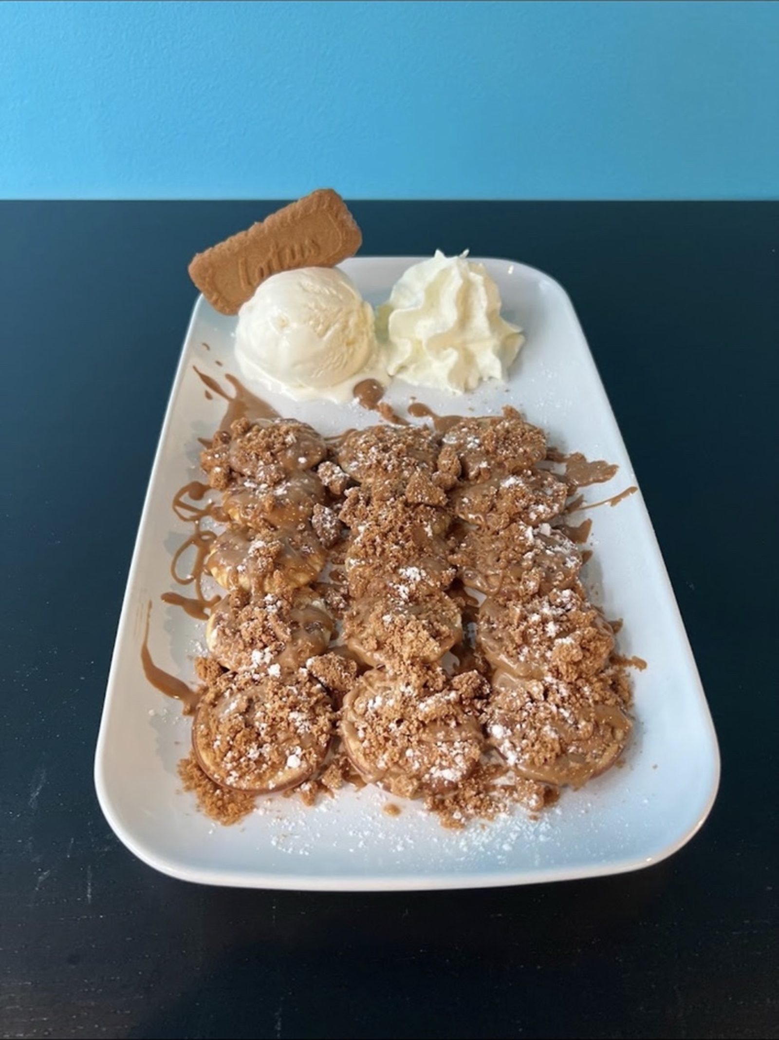 Minipannekaker med Lotus Biscoff, iskrem og krem hos Heavenly